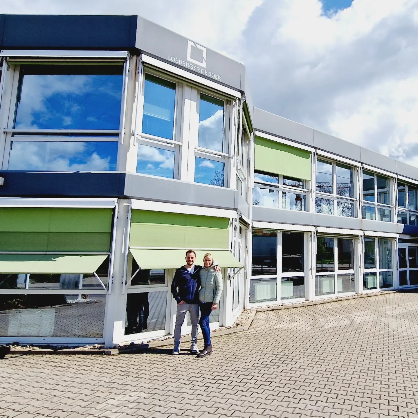 Vor dem Firmengebäude von Losberger De Boer in Bad Rappenau